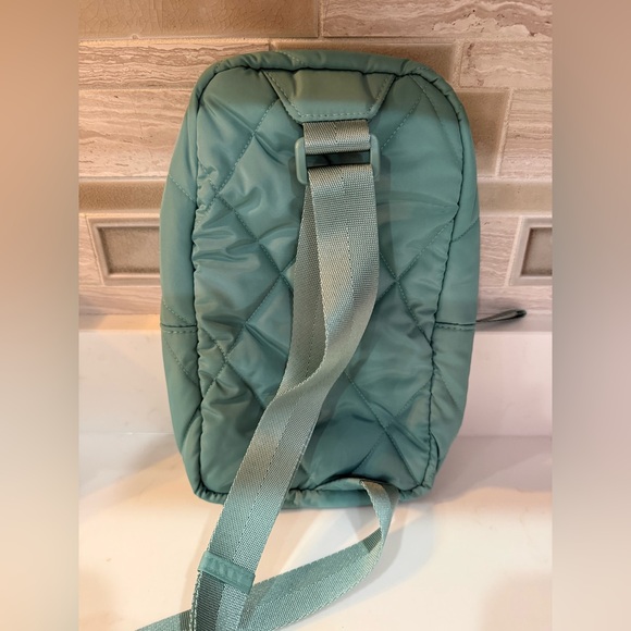 Vera Bradley Ultralight Essential Sling
Backpack Beryl Green - Picture 3 of 7